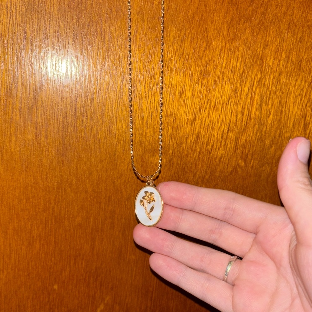 Elegant Gold Floral Pendant Necklace